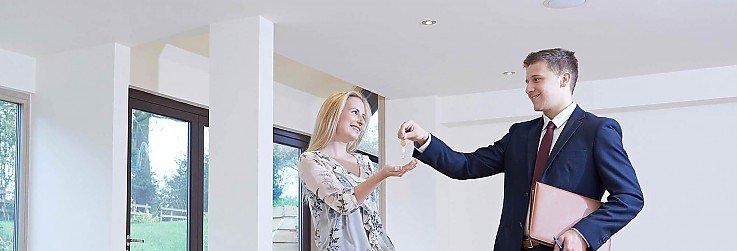 Makler übergibt Schlüssel an den neuen Mieter Makler übergibt Schlüssel an den neuen Mieter